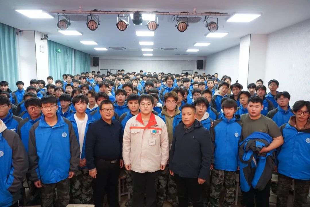 优秀毕业生乔子豪返校...